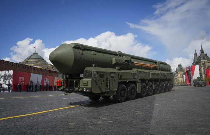 Ruská medzikontinentálna raketa pod belasým nebom počas prehliadky, na ktorej pre zlé počasie nemohli letieť ruské lietadlá. Foto - TASR/AP