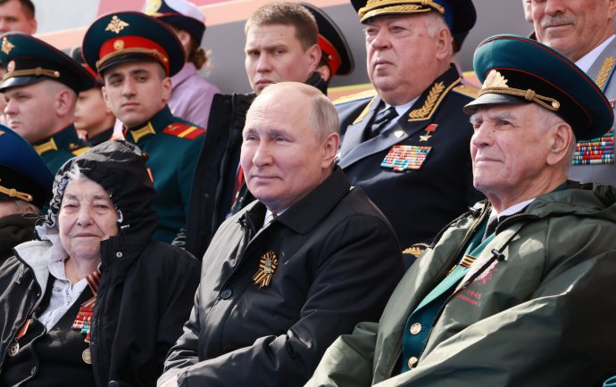 Vladimir Putin bol obklopený veteránmi. Foto - tasr/ap