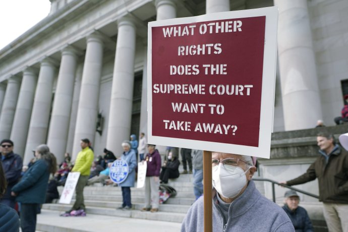 Ktoré práva chce ešte zrušiť Najvyšší súd? pýta sa muž na svojom transparente. Foto - TASR/AP