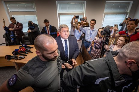 Dušana Kováčika odvádzajú zo súdu do väzenia. Foto N – Tomáš Benedikovič