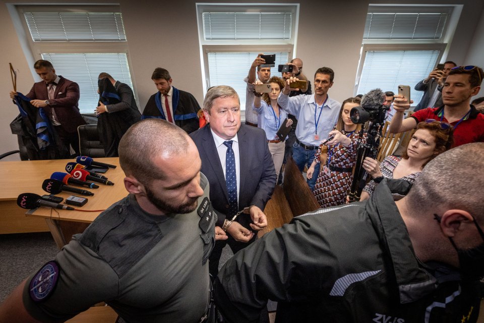 Dušana Kováčika odvádzajú zo súdu do väzenia. Foto N - Tomáš Benedikovič