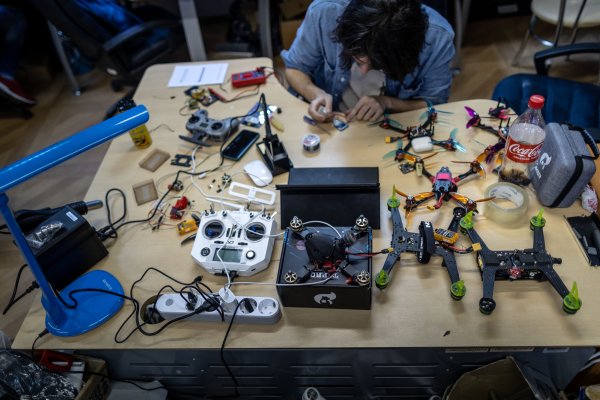 Za pár tisíc urobia Rusku miliónové škody. Zbrane pre 21. storočie vyrábajú aj dobrovoľníci (reportáž)