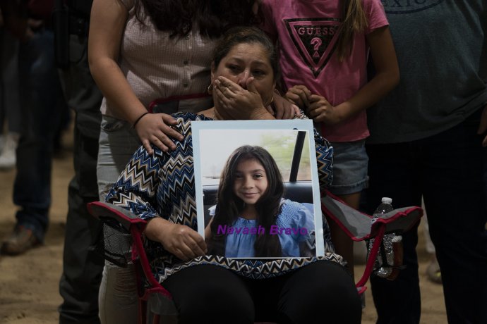 Esmeralda Bravo drží fotku svojej vnučky, ktorá zomrela na škole v Uvalde počas streľby. Foto - TASR/AP