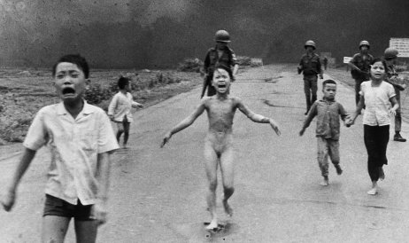 Vietnamské dievča utekajúce pred napalmovým útokom. Foto – AP/Nick Ut