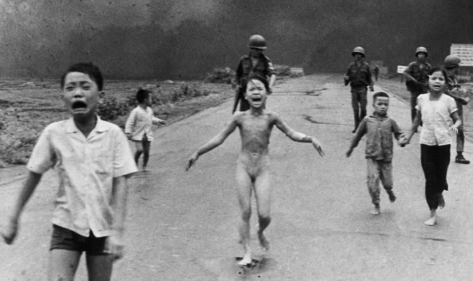 Vietnamské dievča utekajúce pred napalmovým útokom. Foto - AP/Nick Ut