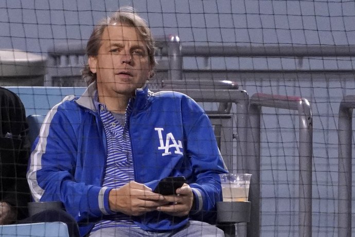 Todd Boehly sa stane novým majiteľom futbalového klubu Chelsea FC, na fotografii v bunde bejzbalového tímu Los Angeles Dodgers, ktorého je spoluvlastníkom. Zdroj - TASR/AP