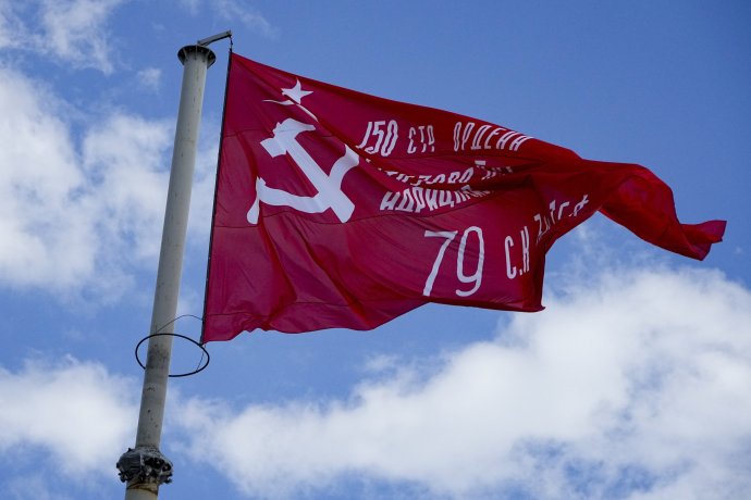 Rusi nad Melitopolom vyvesili sovietsku vlajku. Foto - TASR/AP