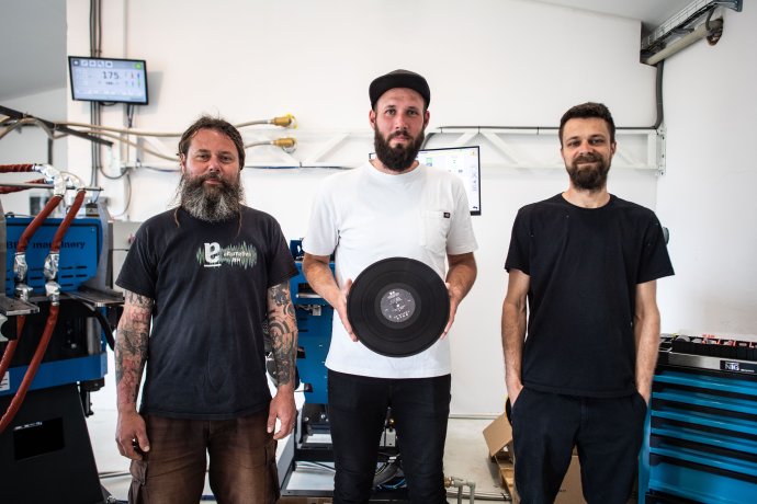 Ondrej Slivka (uprostred) a jeho spolupracovníci z Vinyl-LABu. Foto N - Vladimír Šimíček