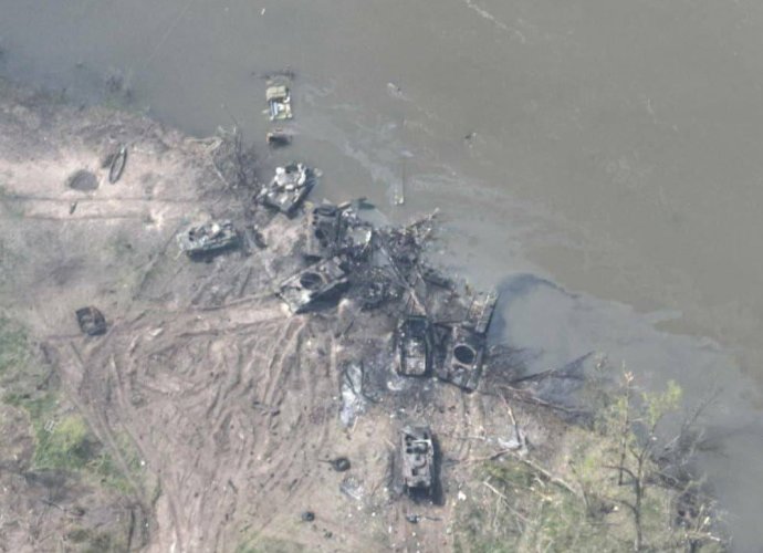 Zničená ruská technika na brehu Siverského Donca po neúspešnom pokuse o prekročenie rieky. Foto - Ukrajinský generálny štáb