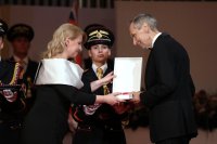 Prezidentka Čaputová odovzdáva vyznamenanie pre trojicu popravených antikomunistov predsedovi Nadácie Tunegu, Púčika a Tesára. Foto - FB Nadácie TPT