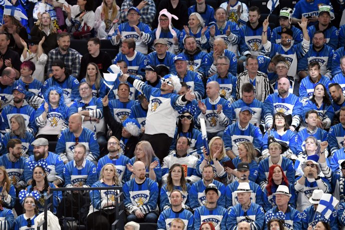 Fínski fanúšikovia počas MS v hokeji na štadióne v Tampere. Foto - TASR/AP