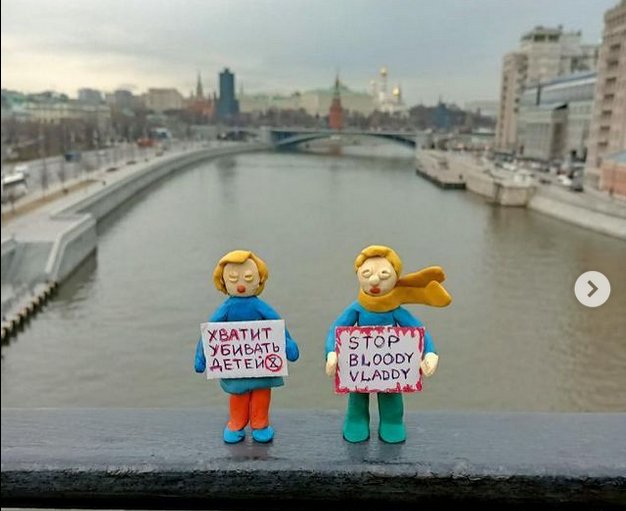 Protestujúce figúrky v centre Moskvy. Foto - Malenkyi_piket