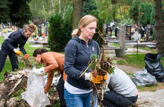 Martina Gaislová počas analýzy odpadu z cintorínov. Foto – JRK Slovensko