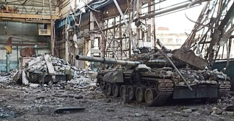 Ukoristené ukrajinské tanky v mariupolskom Azovstali. Foto – Twitter, Ukraine Weapon Tracker