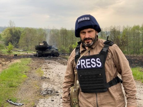 Ukrajinský novinár Andrij Tsaplienko a zničený ruský tank T-90M v pozadí. Foto – FB/Andriy Tsaplienko