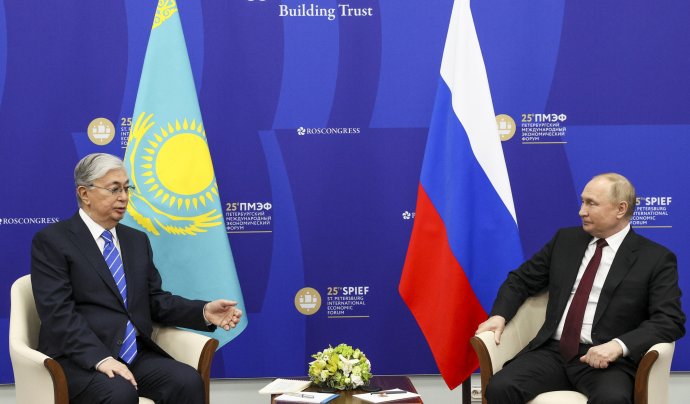 Kazašský prezident Kasym-Žomart Tokajev (vľavo) a ruský prezident Vladimir Putin na Petrohradskom medzinárodnom ekonomickom fóre. Foto - TASR/AP