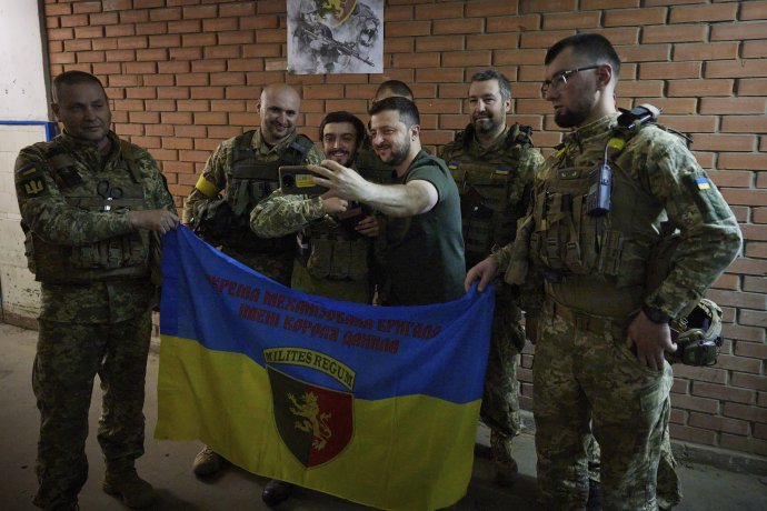 Ukrajinský prezident Volodymyr Zelenskyj na návšteve bojujúcich jednotiek blízko frontovej línie. Foto - TASR/AP