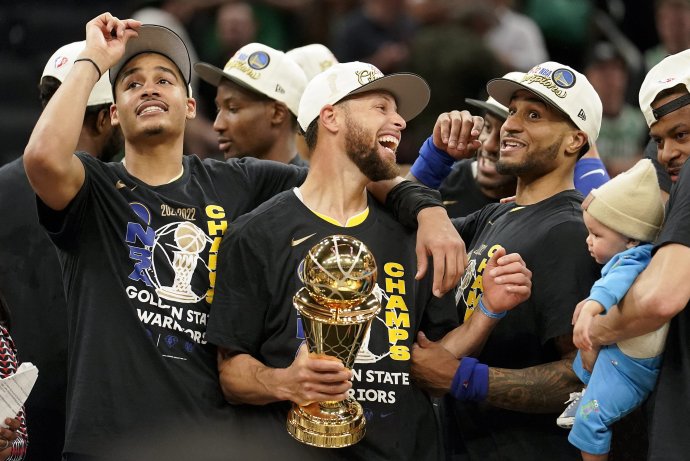 Stephen Curry (uprostred) drží trofej Billa Russella pre najužitočnejšieho hráča. Foto - TASR/AP