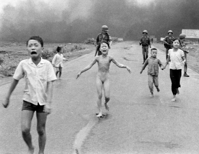 Fotografia z vietnamskej vojny známa ako Napalmové dievča oslavuje 50 rokov. Foto - TASR/AP