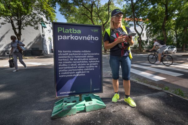 Bratislavské parkovanie vás spozná, netreba ísť na úrady. Pokuty dávajú asistenti, auto so skenerom ešte len príde