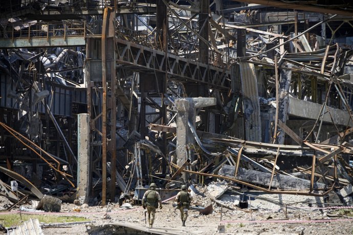 Ruská hliadka v zničenom Azovstali v Mariupole. Foto - TASR/AP