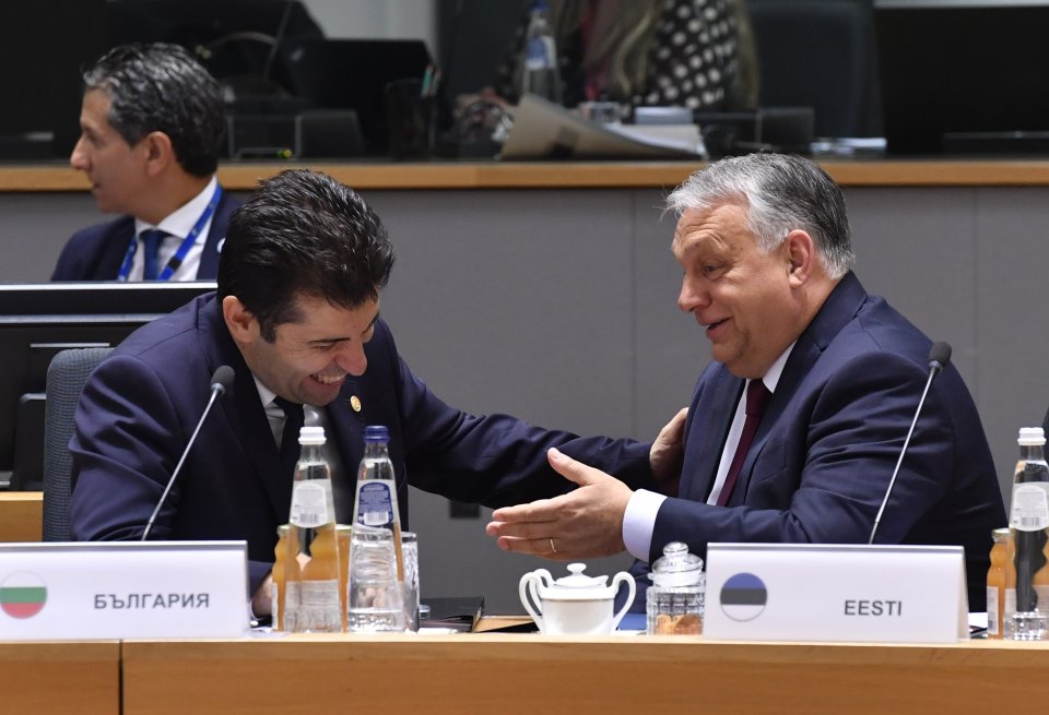 Orbán Viktor az EU-csúcson Kiril Petkov bulgár kormányfővel. Kép -TASR/AP