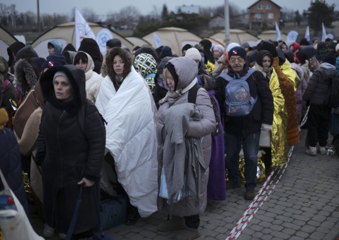Utečenci z Ukrajiny na hraničnom priechode v Medyke v Poľsku začiatkom marca. Foto - TASR/AP