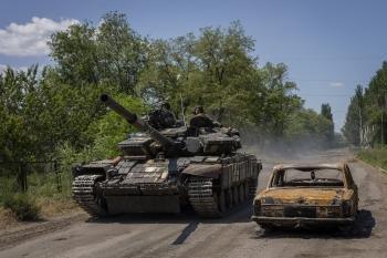 Ukrajinský tank blízko frontu v Doneckej oblasti. Foto - AP