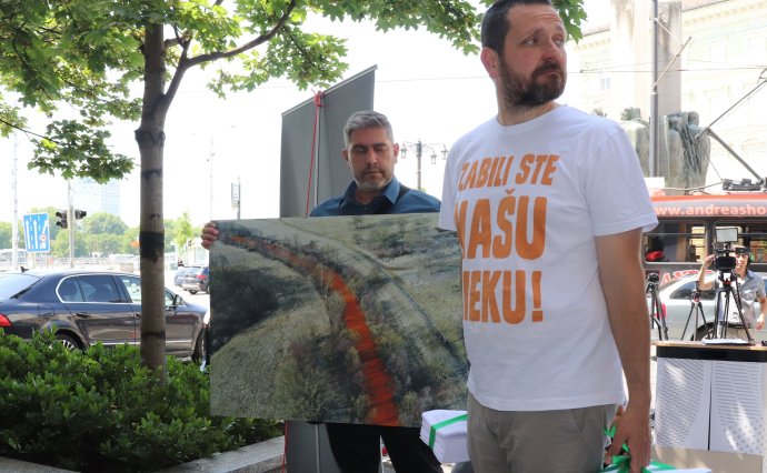 Orosz Örs a Sajó megmentéséért indított petíció íveivel. Fotó - Napunk/Kacsinecz Krisztián