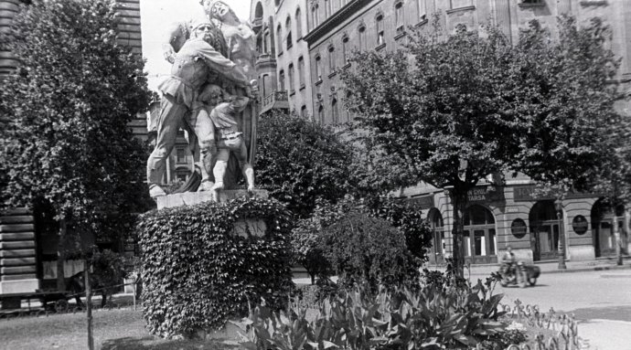 Szabadság tér, Irredenta szoborcsoport »Észak« (Kisfaludi Strobl Zsigmond, 1921.) Forrás - Fortepan / Aszódi Zoltán