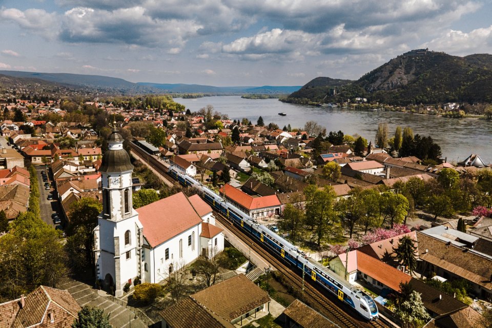 Nagymaros és a Dunakanyar látképe. Amellett hogy nagyon fontos, nagyon szép környezeteben is fut az itt haladó vasútvonal. Fotó – MÁV / Facebook