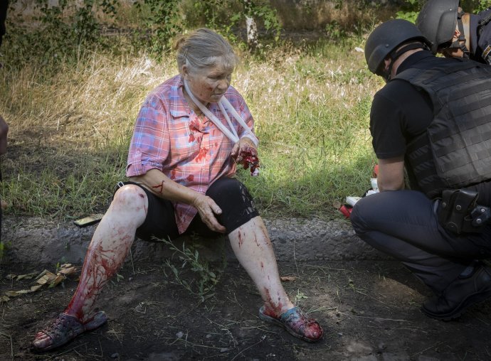 Zranená obyvateľka Slovianska po ruskom bombardovaní. Foto - TASR/AP
