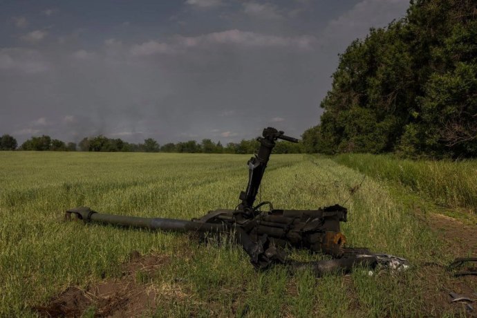 Zničená americká húfnica M777 na bojisku na Ukrajine. Foto - Twitter, Ukraine Weapon Tracker