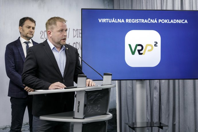 Na snímke sprava prezident Finančnej správy SR Jiří Žežulka a minister financií SR Igor Matovič počas prezentácie VRP 2.