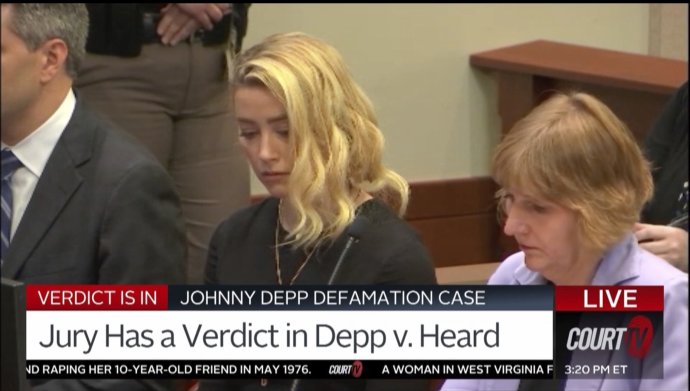 Amber Heard počas čítania rozsudku. Foto zo živého vysielania súdu.