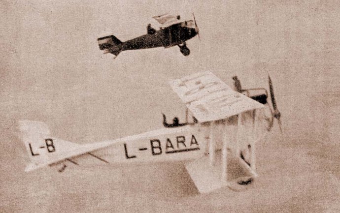 Vajnory 1. 3. 1923. Vo svetlom lietadle je major Skála s manželkou.