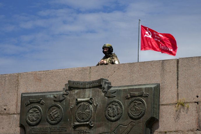 Nad Chersonom na jar zaviala zástava so sovietskymi symbolmi. Foto - TASR/AP