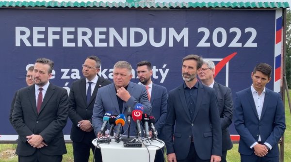 Fico ide do referenda s dvomi otázkami namiesto jednej, opäť môžu skončiť na Ústavnom súde