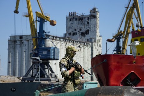 Ruský vojak stráži mólo so skladom obilia v prístave v Mariupole. Foto – TASR/AP
