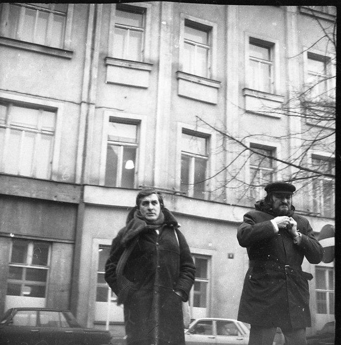 Záber z tajného sledovania v Prahe. Vľavo Július Satinský, vpravo Milan Lasica. Zdroj: Archív bezpečnostných zložiek ČR
