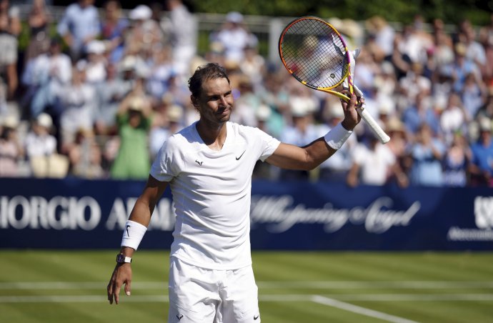 Nepotvrdili sa obavy, že finále Roland Garros bude Nadalov posledný zápas. Už má za sebou aj exhibíciu so Stanom Wawrinkom a do Wimbledonu prišiel s vysokými ambíciami. Foto – TASR/AP