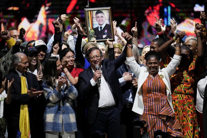 Bývalý partizán Gustavo Petro (uprostred) oslavuje so svojou spolukandidátkou Franciou Marquezovou (vpravo) po jeho víťazstve v druhom kole prezidentských volieb v Bogote 19. júna 2022. Foto: TASR/AP