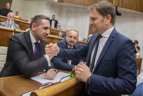 Minister financií Igor Matovič a poslanec parlamentu György Gyimesi. Foto – TASR