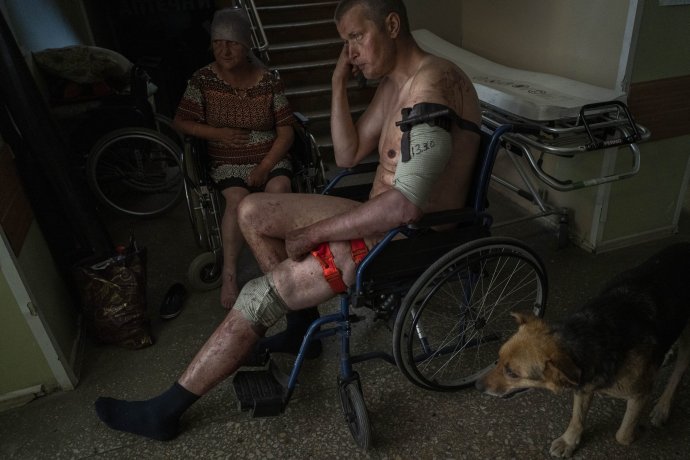 Zranený ukrajinský vojak čaká na ošetrenie v Bachmute. Foto - AP