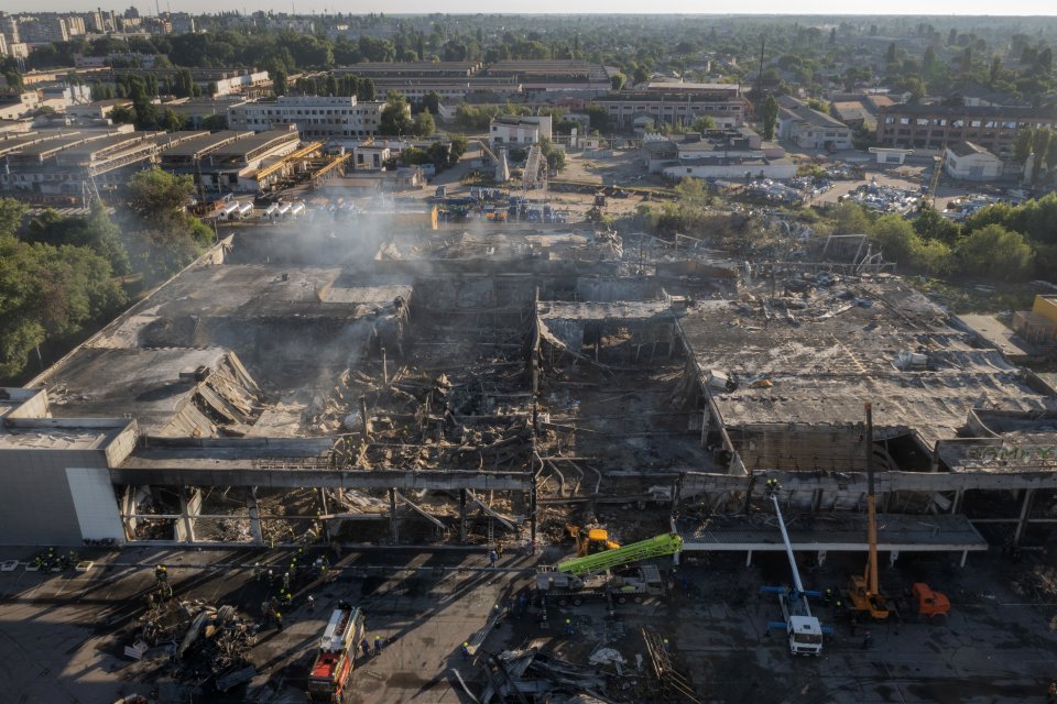 Zničené obchodné centrum v Kremenčuku po zásahu ruskými raketami. Foto - TASR/AP