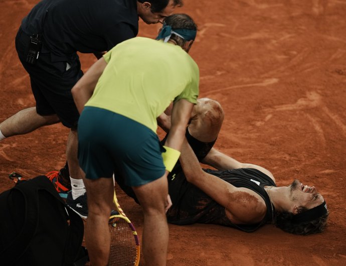 Rafael Nadal sa skláňa nad Alexandrom Zverevom, ktorý si vyvrtol členok. Foto – TASR/AP