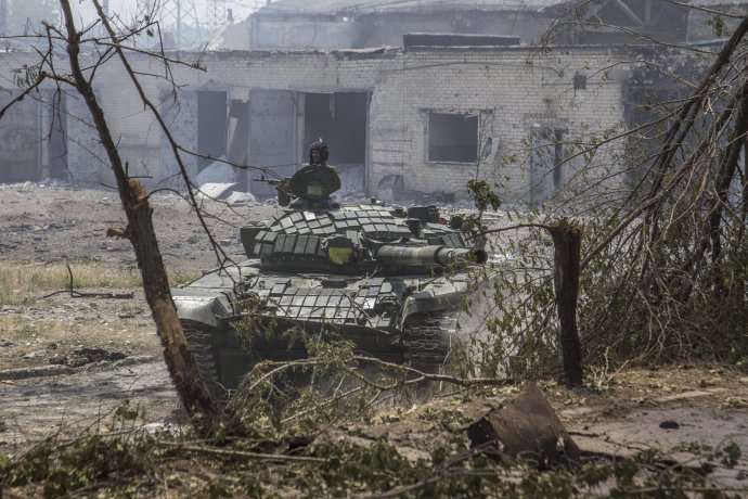 Ukrajinský tank počas bojov na frontovej línii v Sjevjerodonecku. Foto - TASR/AP
