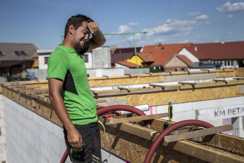 David stavia každý deň po práci nový dom. Foto - Gabriel Kuchta/Deník N