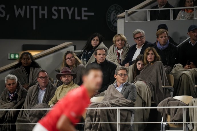 Diváci sledujú Novaka Djokovića vo štvrťfinále Roland Garros. Foto - TASR/AP