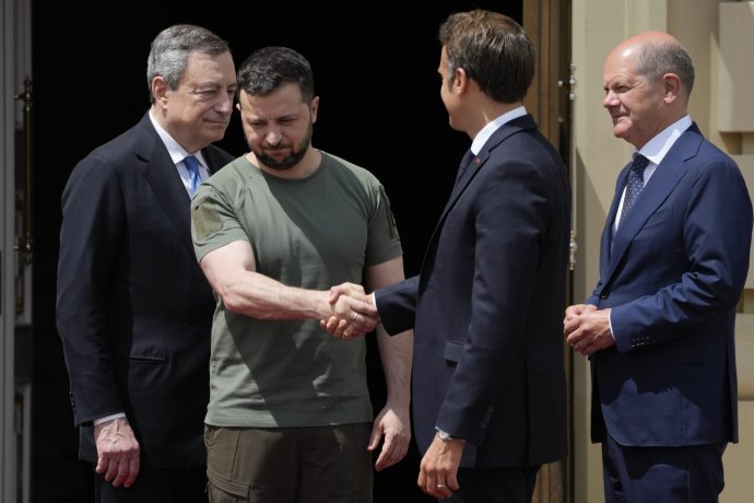 Volodymyr Zelenskyj prijal troch lídrov EÚ, ktorí zatiaľ veľmi za Ukrajinou nestáli: (zľava) Mario Draghi, Emmanuel Macron a Olaf Scholz. Foto - tasr/ap